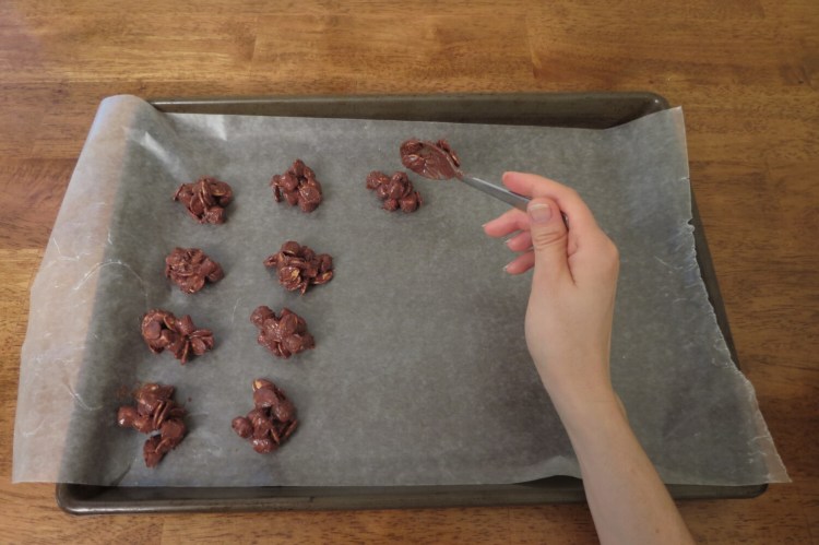Plop rounded spoonfuls of the pumpkin-chocolate mixture on a tray. 