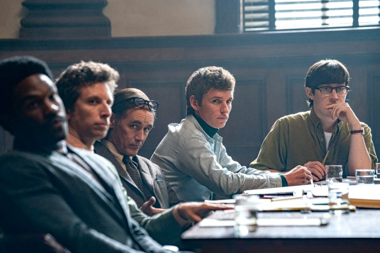 THE TRIAL OF THE CHICAGO 7 (L-R) YAHYA ABDUL-MATEEN II as BOBBY SEALE, BEN SHENKMAN as LEONARD WEINGLASS, MARK RYLANCE as WILLIAM KUNTSLER, EDDIE REDMAYNE as TOM HAYDEN, ALEX SHARP as RENNIE DAVIS. NICO TAVERNISE/NETFLIX © 2020.